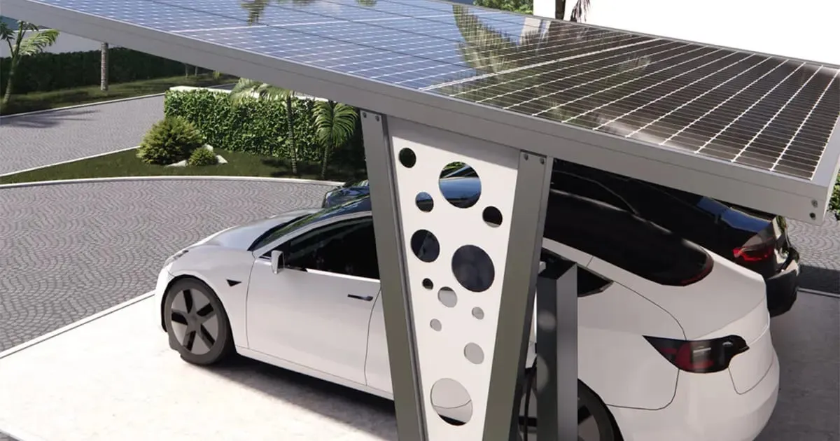 Carport solaire deux places : structure en acier perforé et toiture en panneaux photovoltaïques au-dessus d’une voiture électrique blanche